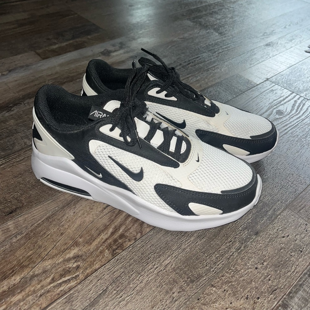 nike black and white air bolts